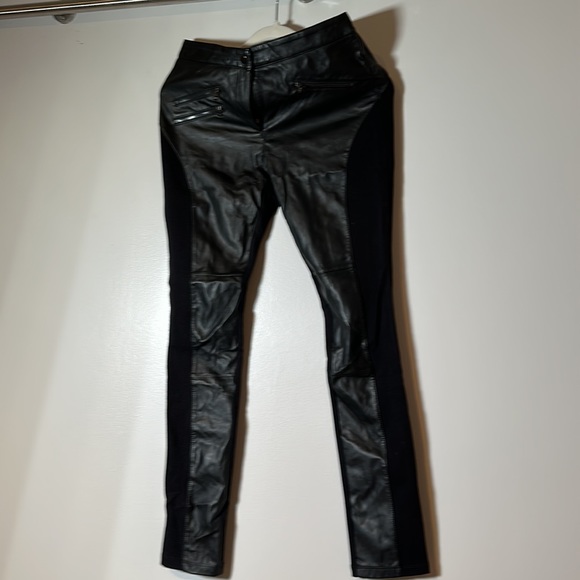 Black leather like & Stretch leggings with diagonal pockets BCBG  Medium - Picture 4 of 11